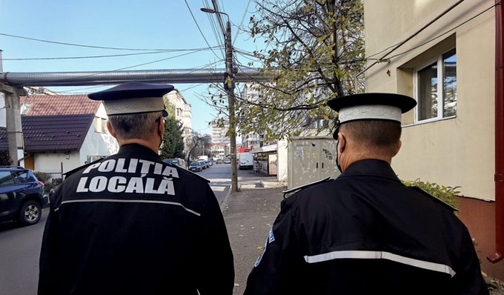 Doi agenţi de la Poliţia Locală, pe o stradă